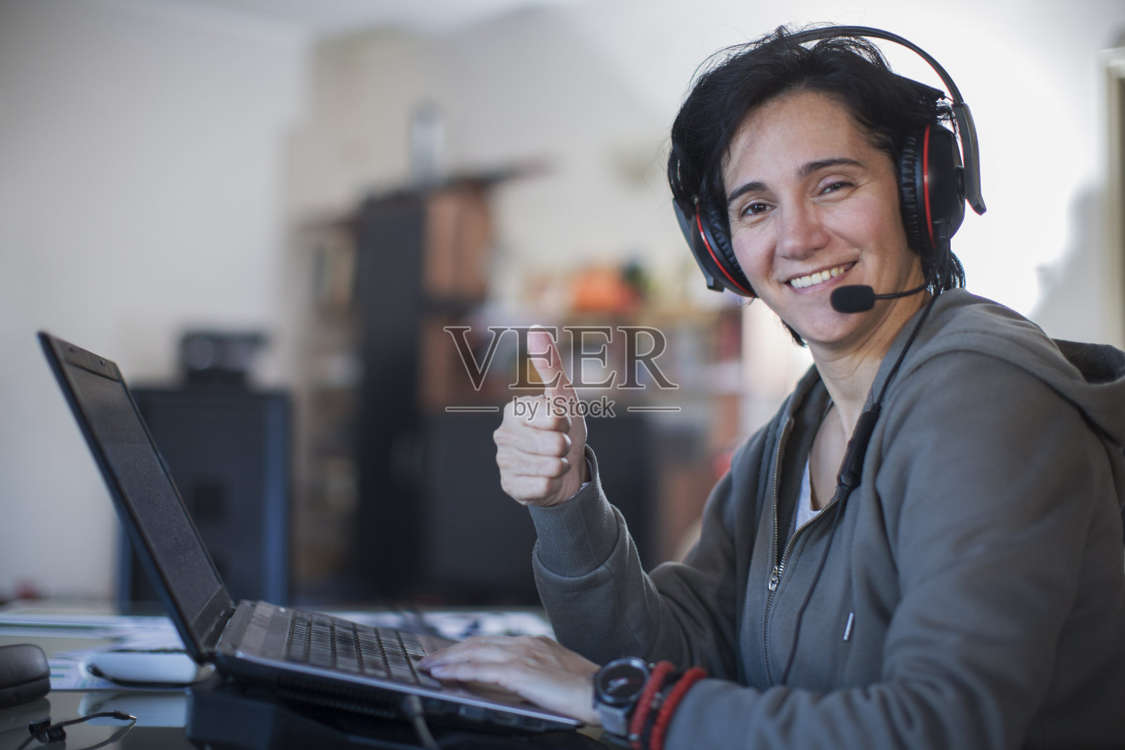 单身女性在家工作，自由职业照片摄影图片