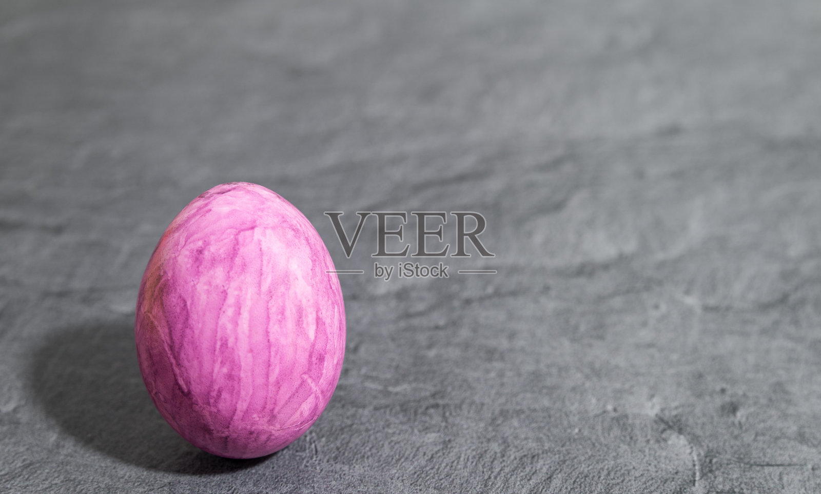 灰色背景前的紫色复活节彩蛋照片摄影图片
