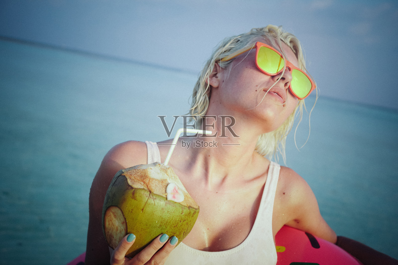 性感女人冷静在马尔代夫照片摄影图片