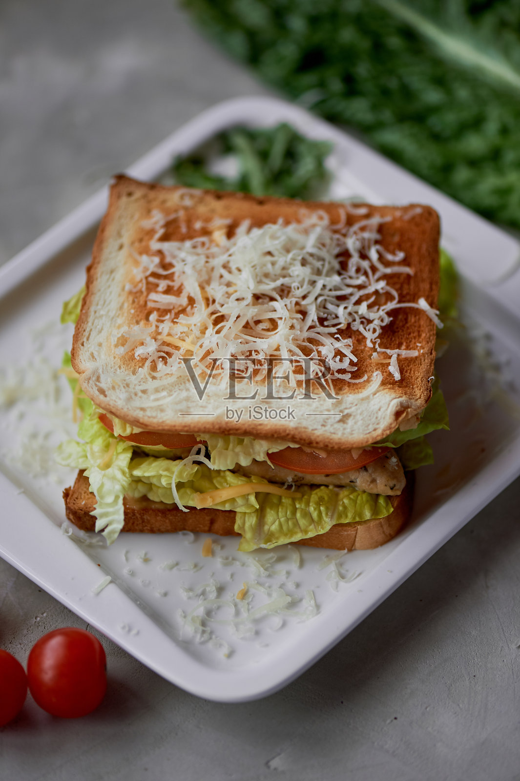 一份有沙拉和鸡肉的美味三明治。撒上奶酪。快速美味的早餐照片摄影图片