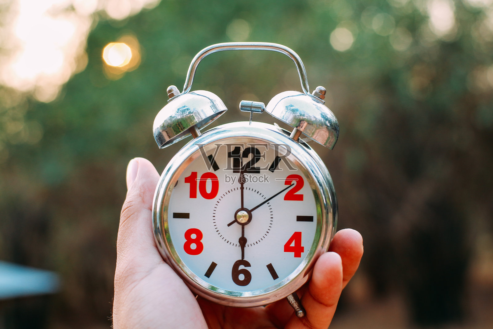 把闹钟设置为早上5点到6点可以让你醒得早照片摄影图片