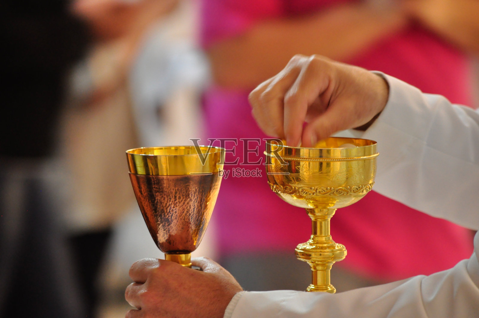 圣餐上的酒和面包照片摄影图片