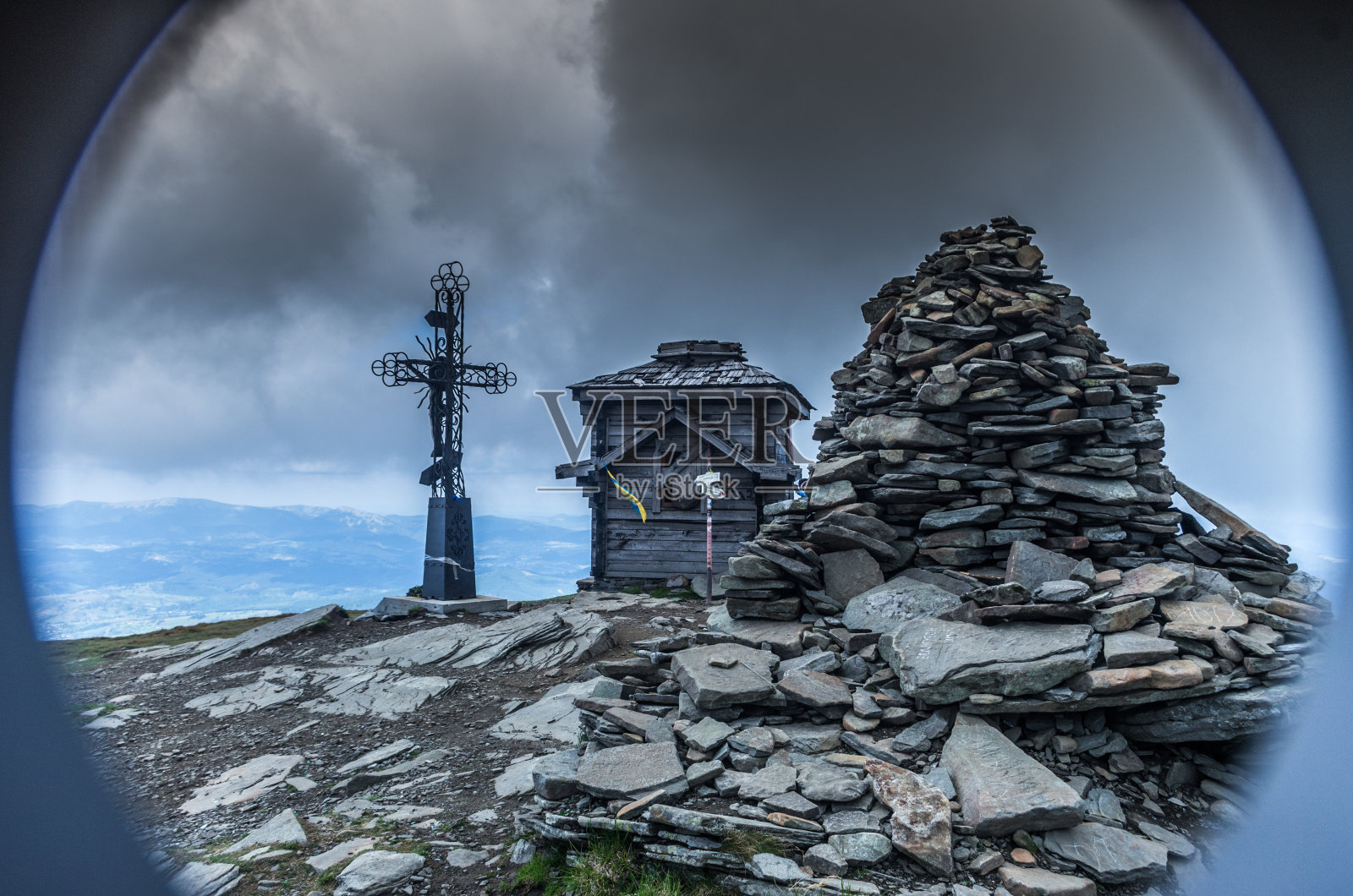 山上的地窖。信徒们的精神圣地。高峰。照片摄影图片