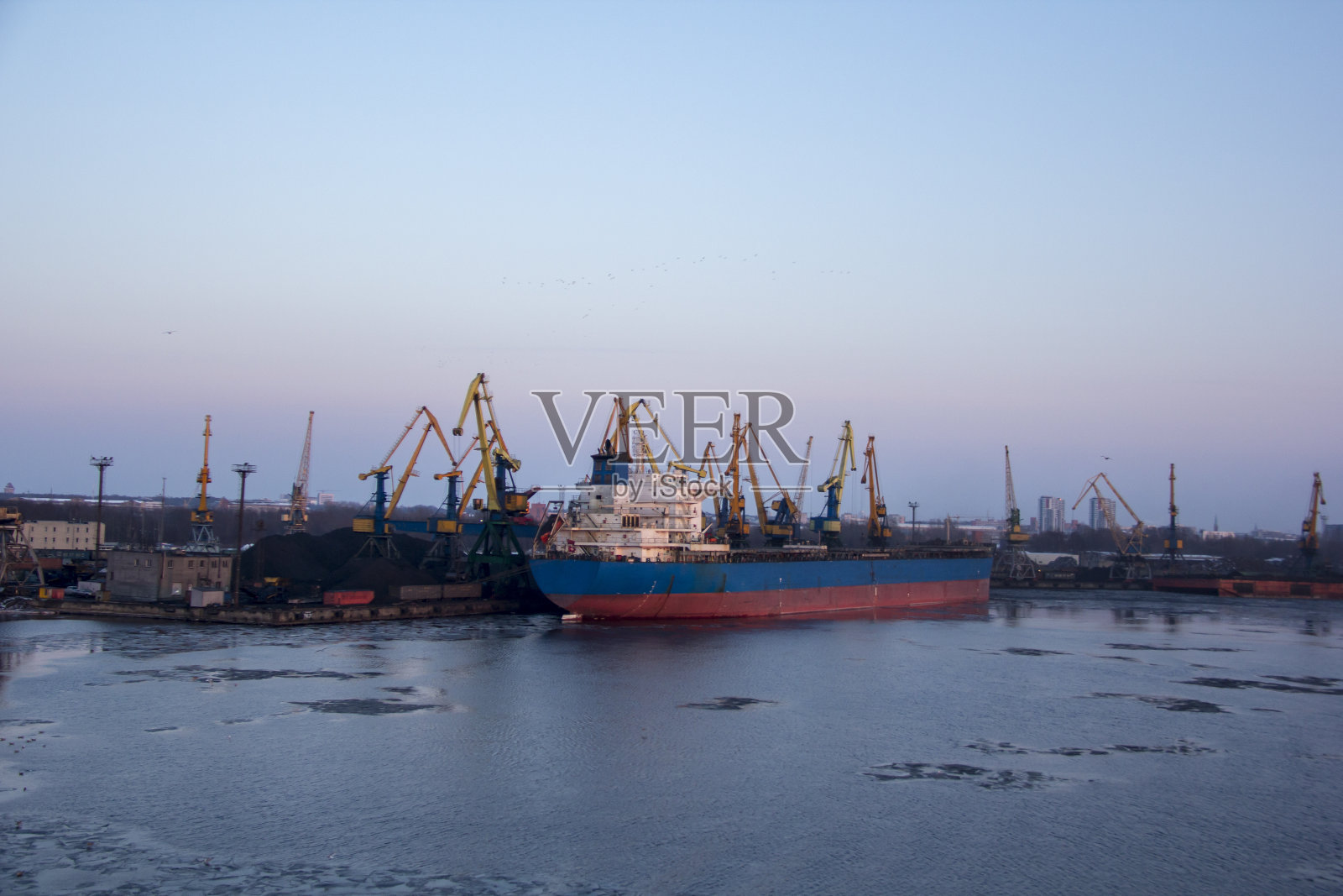 码头上的货运集装箱和气罐。在进出口和商业物流。贸易港口，将货物运往港口。照片摄影图片