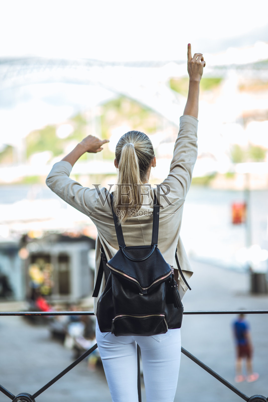 女人享受自由旅行，张开双臂拥抱城市照片摄影图片