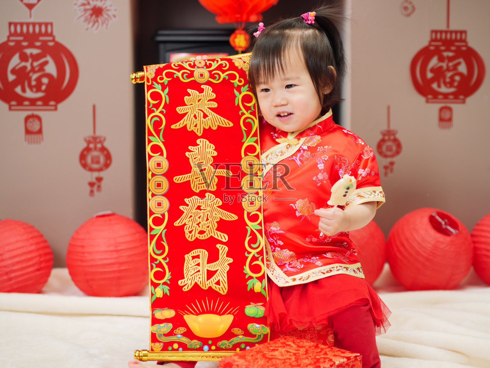 穿着传统服装的可爱女孩照片摄影图片