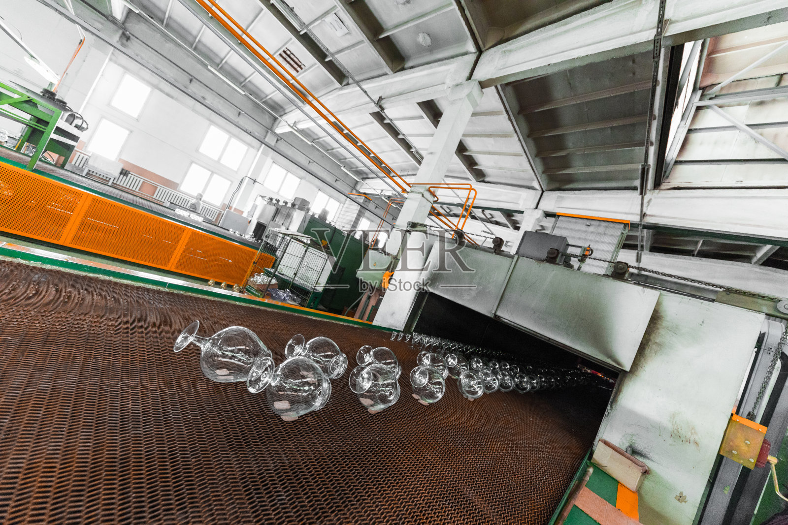 玻璃制造厂的罐子传送带照片摄影图片