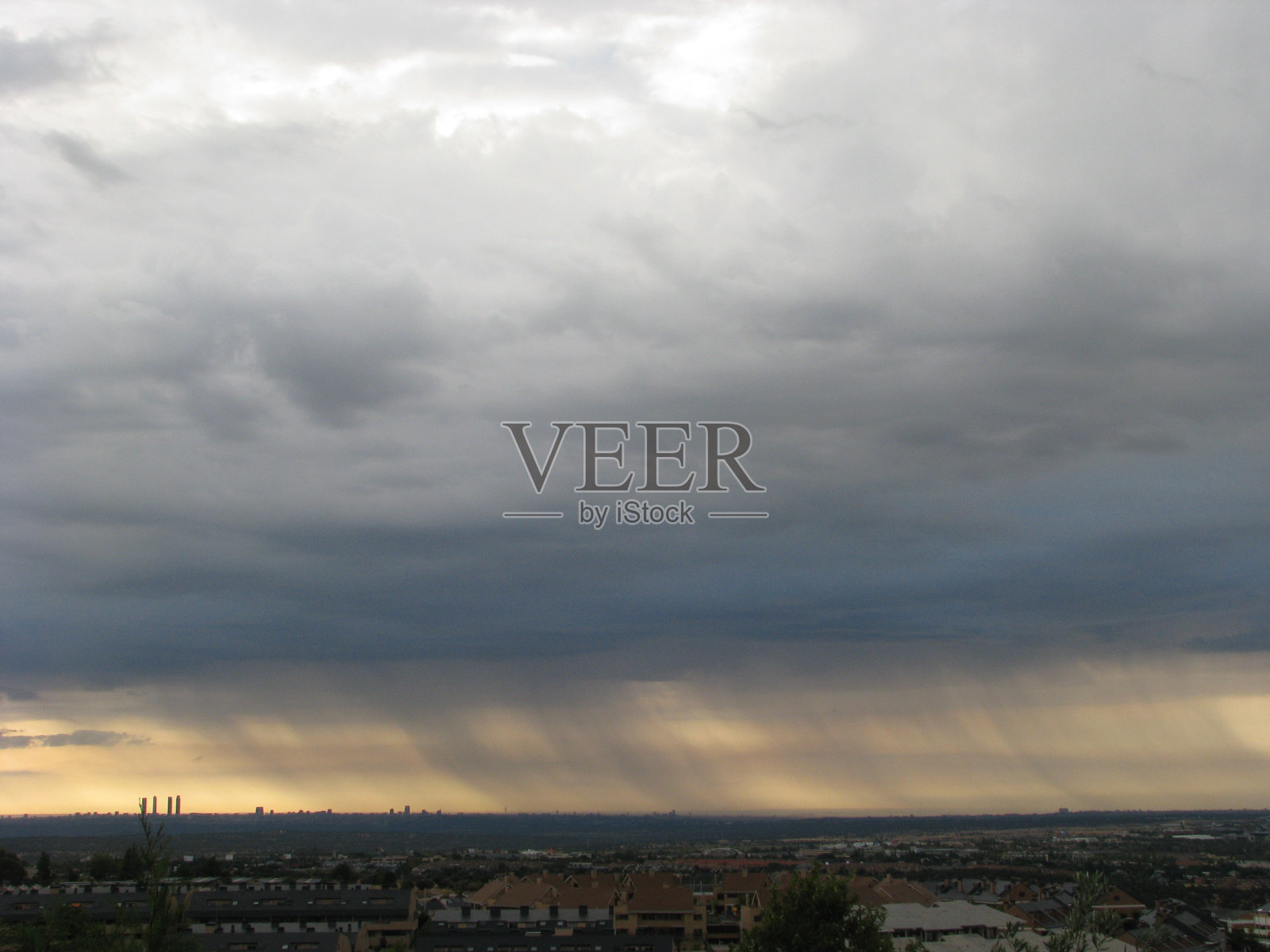 暴风雨来到了马德里照片摄影图片