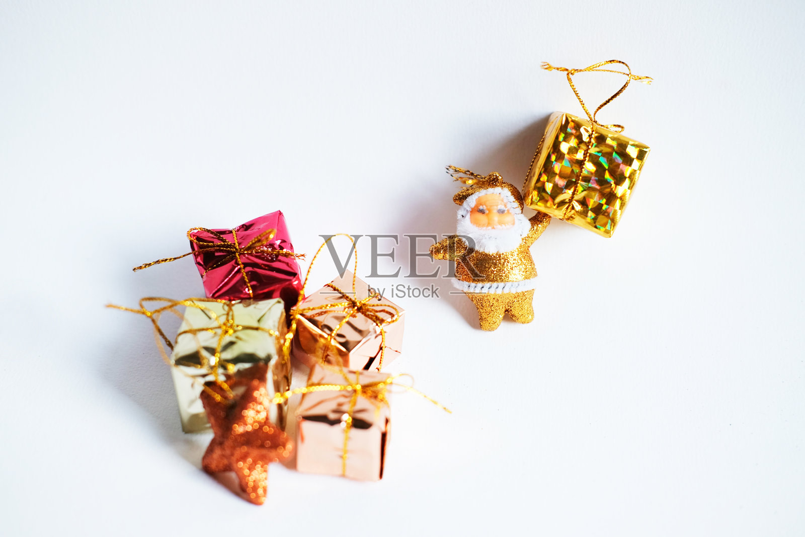 圣诞节装饰在孤立的白色背景与复制空间照片摄影图片