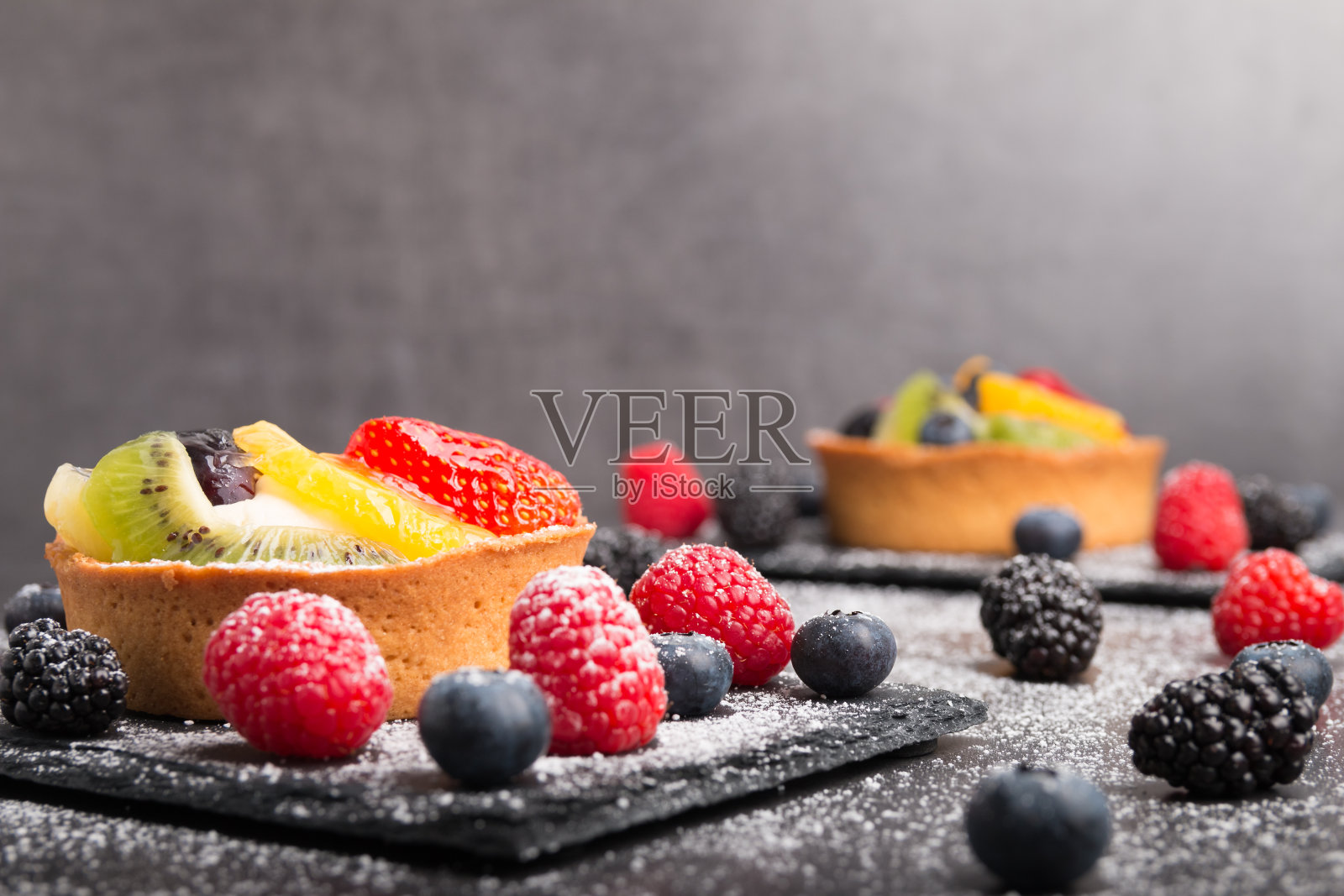 石头桌上放着水果馅饼照片摄影图片