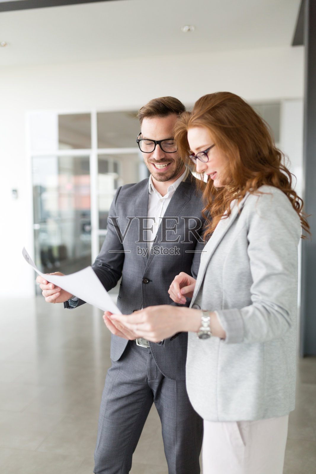 现代办公室的团队合作同事照片摄影图片