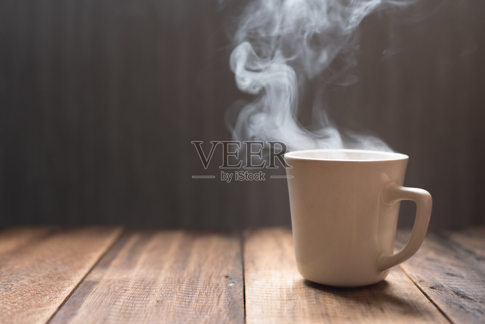 特写的茶杯与蒸汽在桌子上照片摄影图片