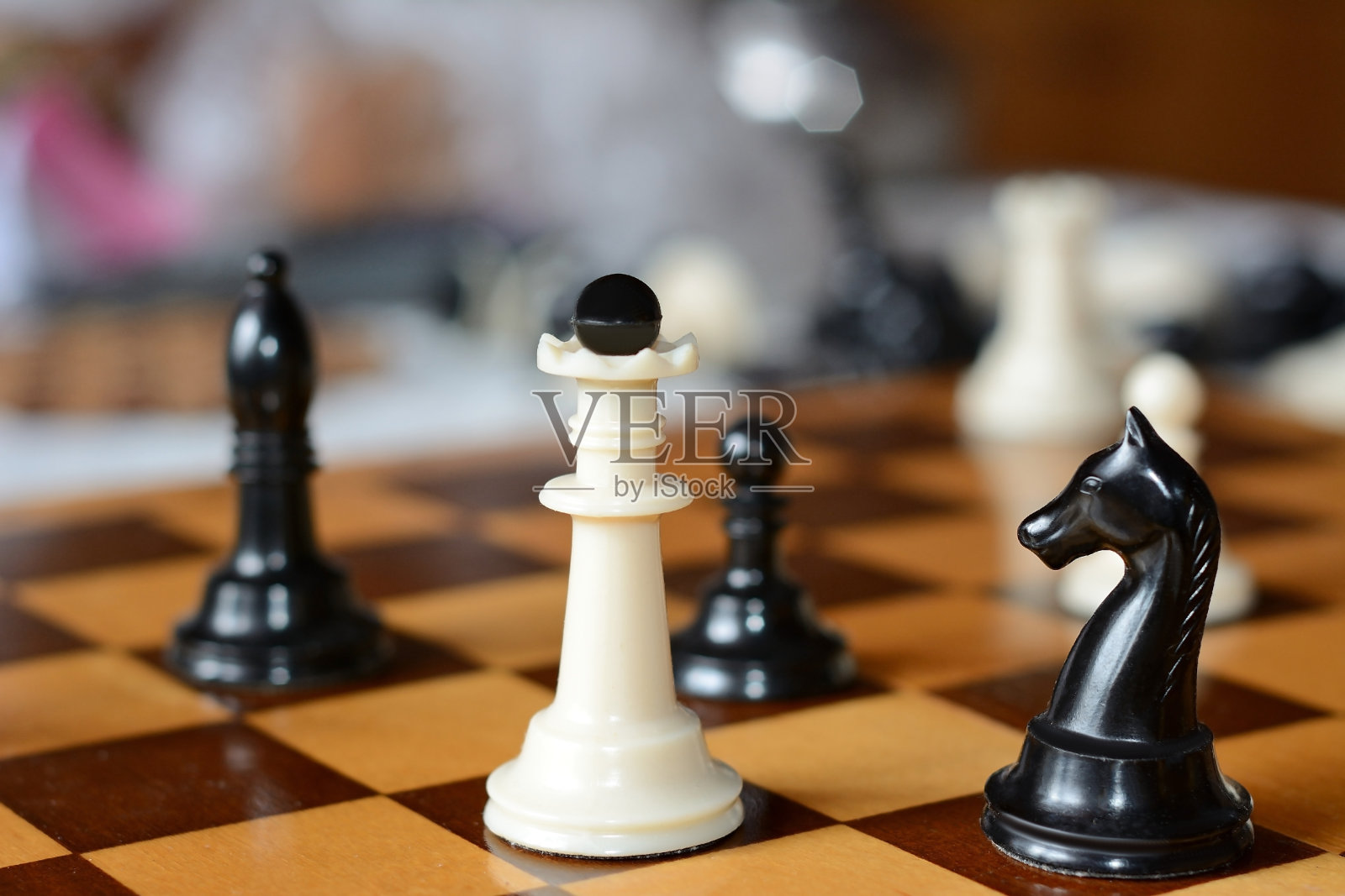 旧棋盘上的白皇后照片摄影图片