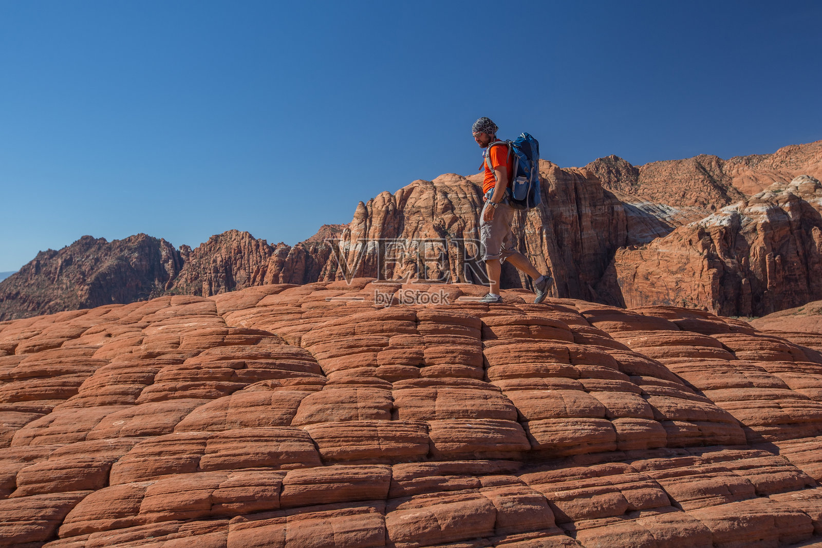 徒步旅行者在火山雪峡谷州立公园的小径上，在美国犹他州照片摄影图片