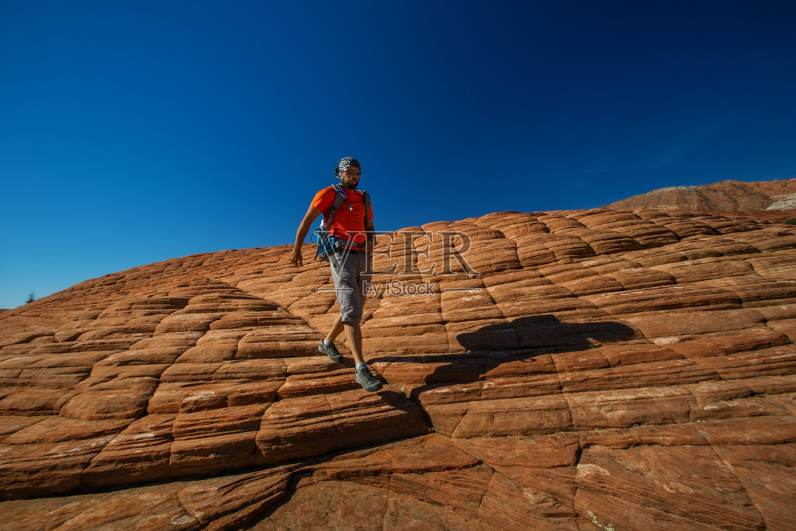 徒步旅行者在火山雪峡谷州立公园的小径上，在美国犹他州照片摄影图片