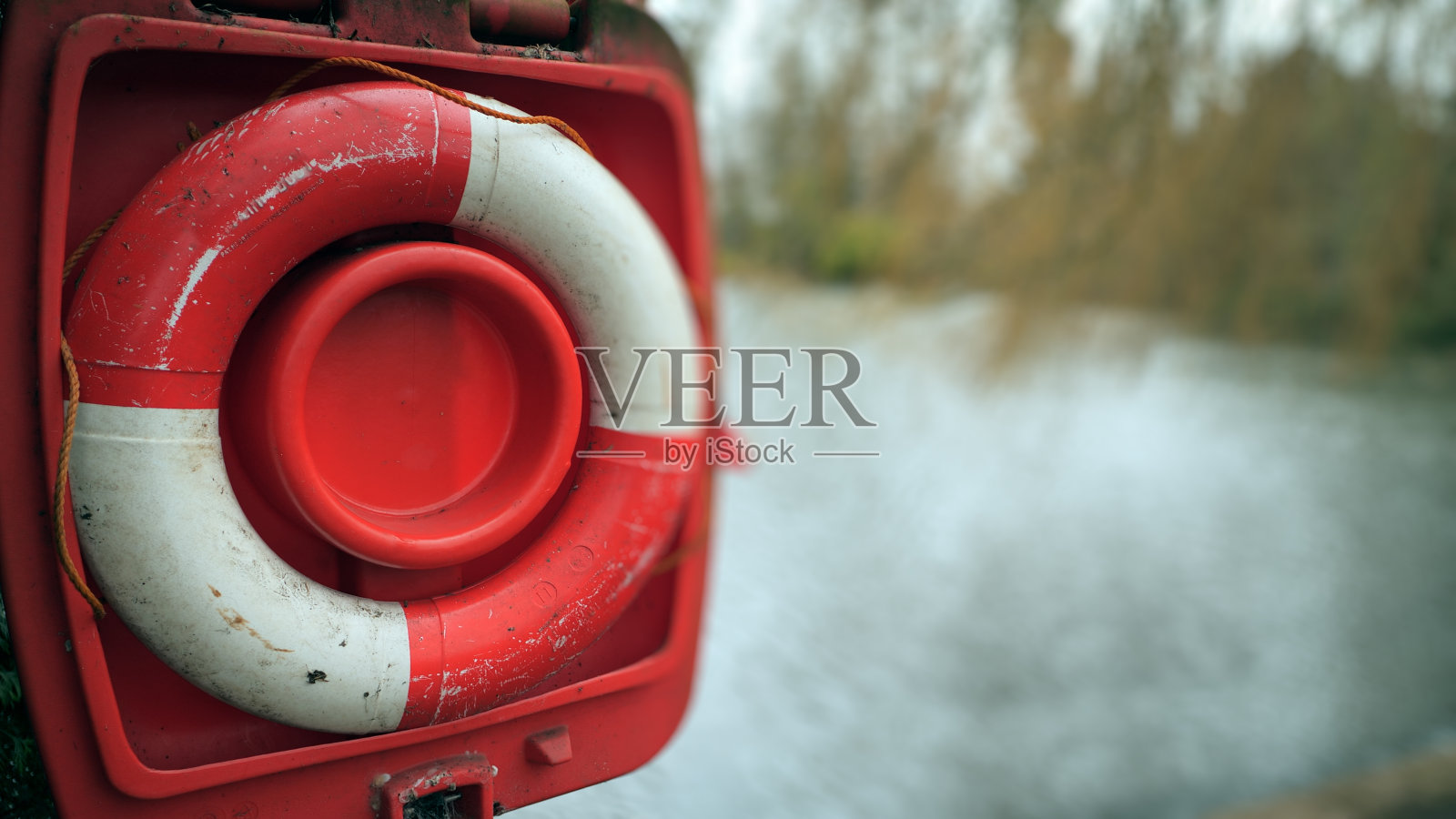 湖边的救生圈。照片摄影图片