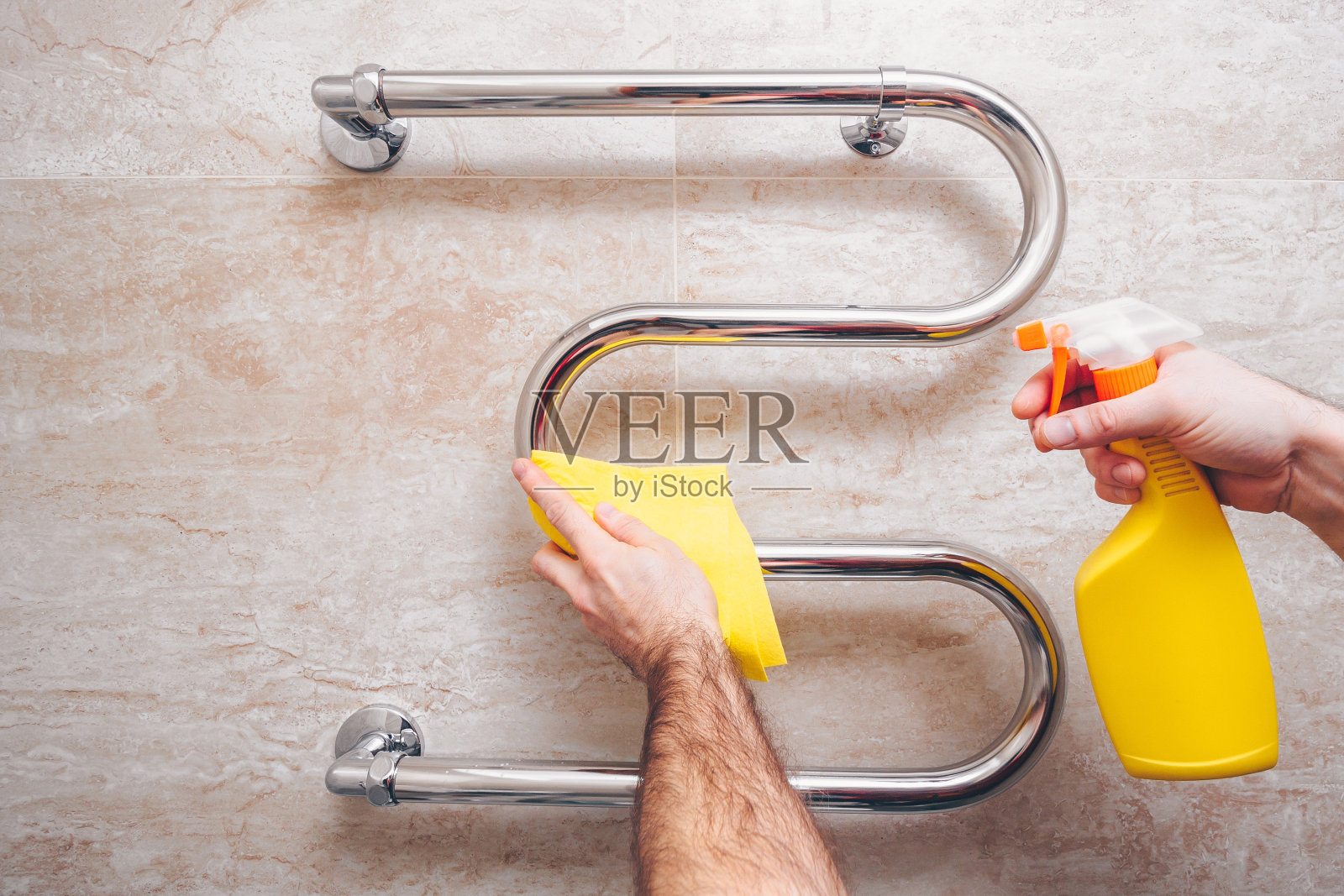 男子定性清洗镀铬加热毛巾清洁剂，一般清洗照片摄影图片