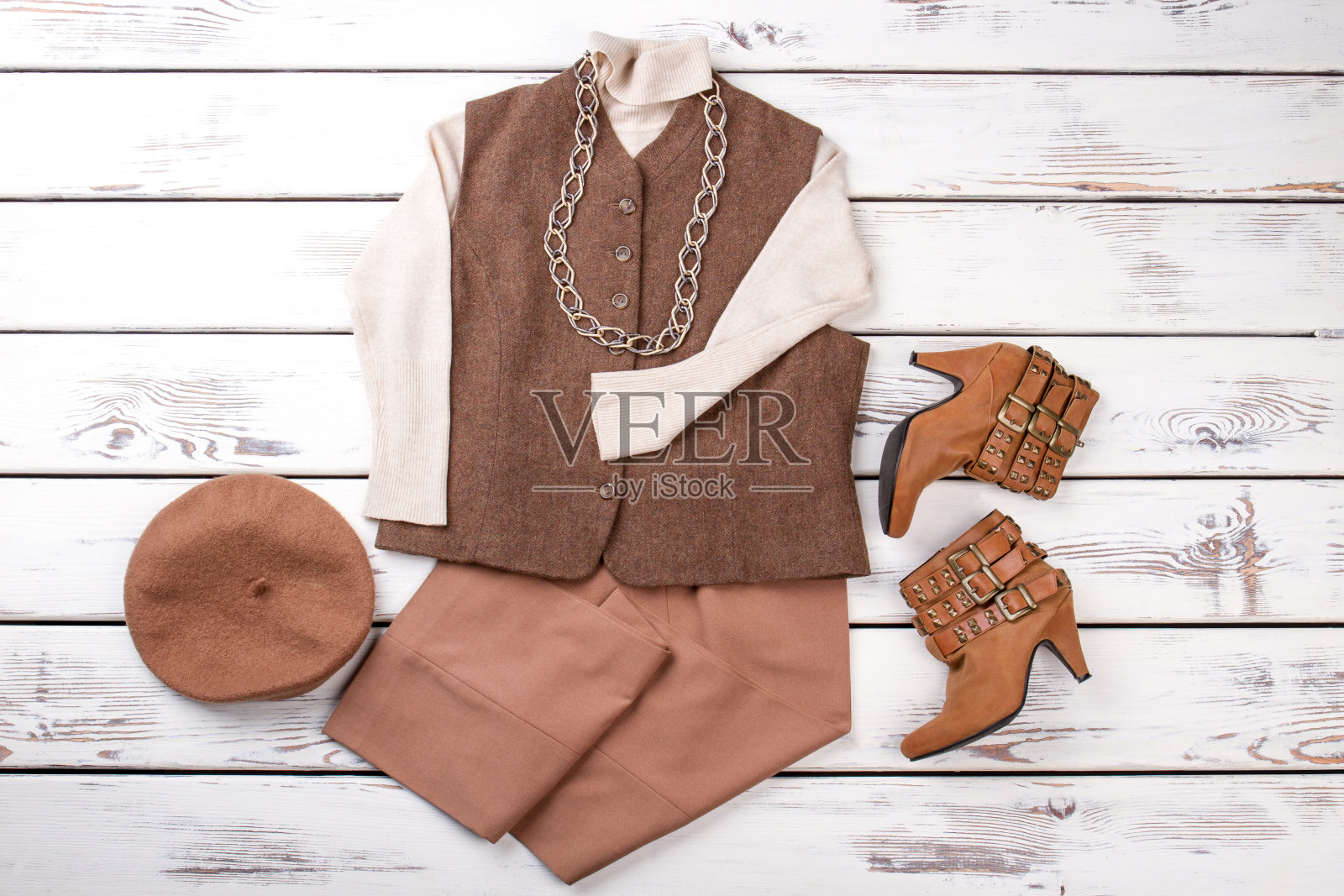 一套棕色的妇女出口与项链。照片摄影图片