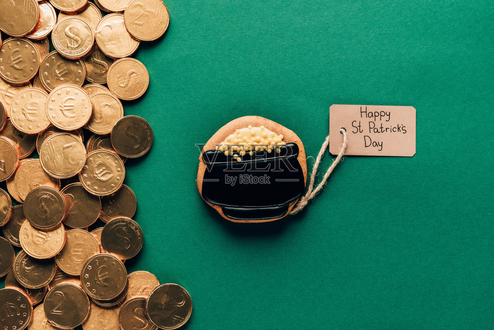 顶视图糖衣饼干和绿色的金币，圣帕特里克节的概念照片摄影图片