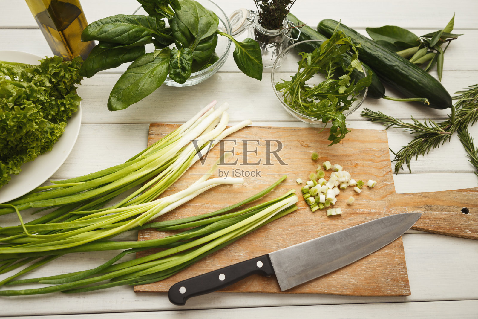 切新鲜沙拉的葱照片摄影图片