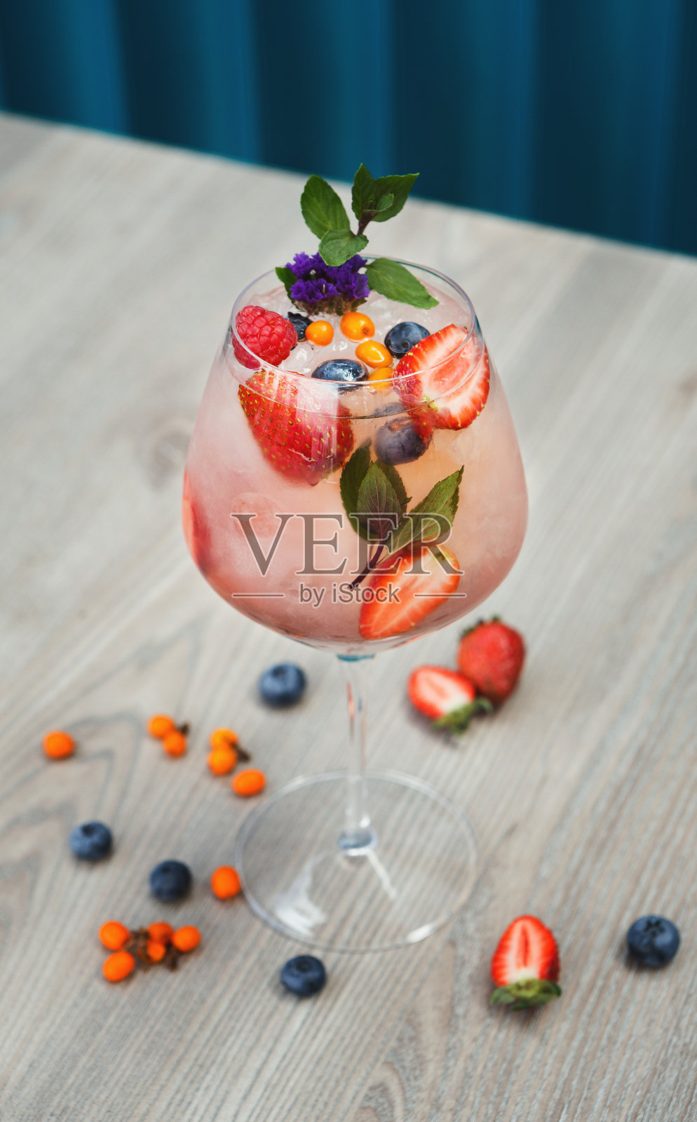 蓝色背景下的香槟鸡尾酒照片摄影图片