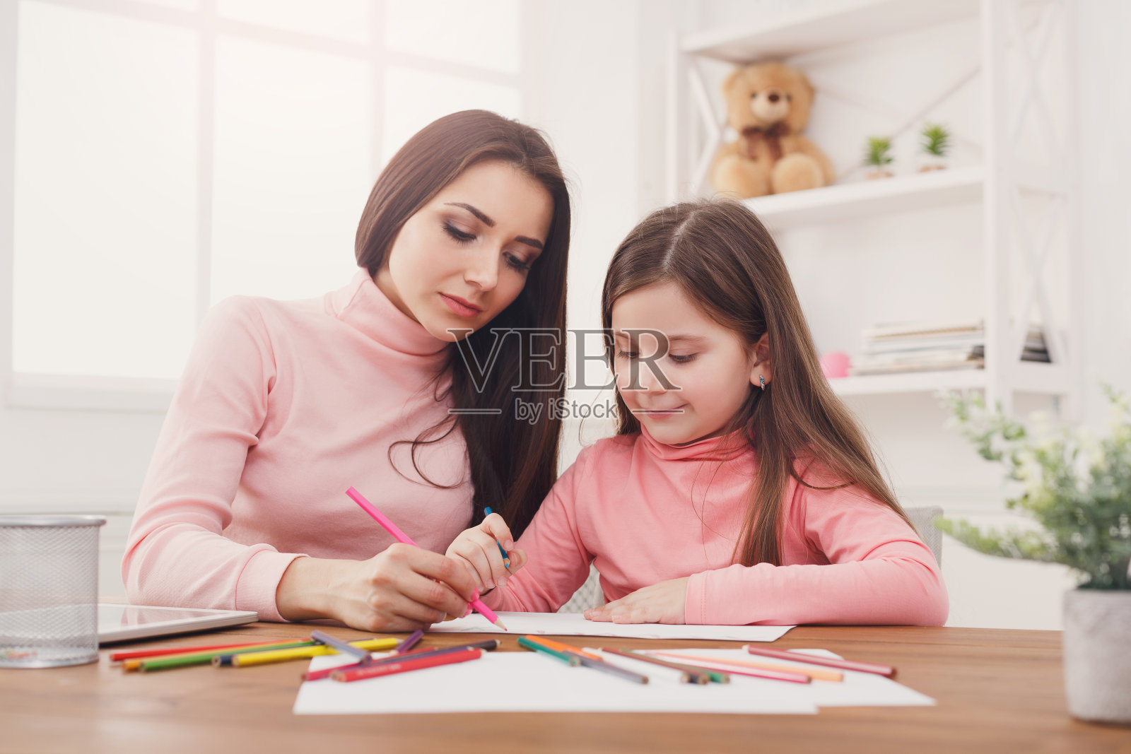 妈妈和女儿一起画画照片摄影图片