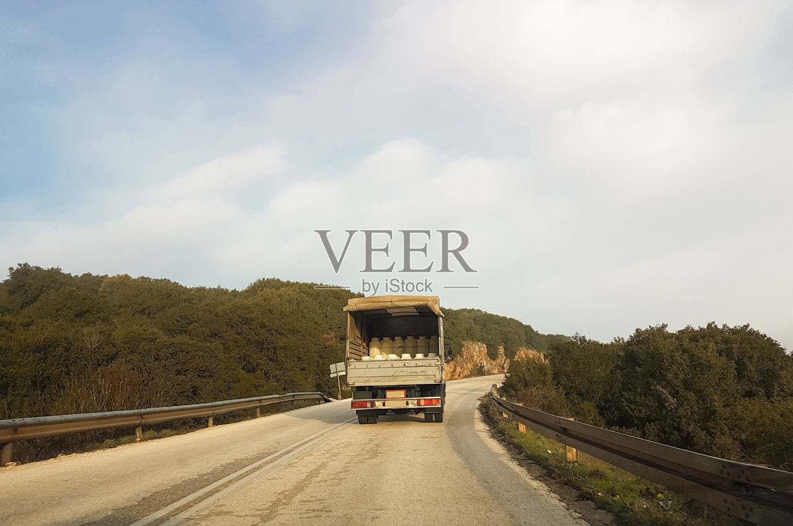 牛奶运输卡车公路天空塑料白罐照片摄影图片