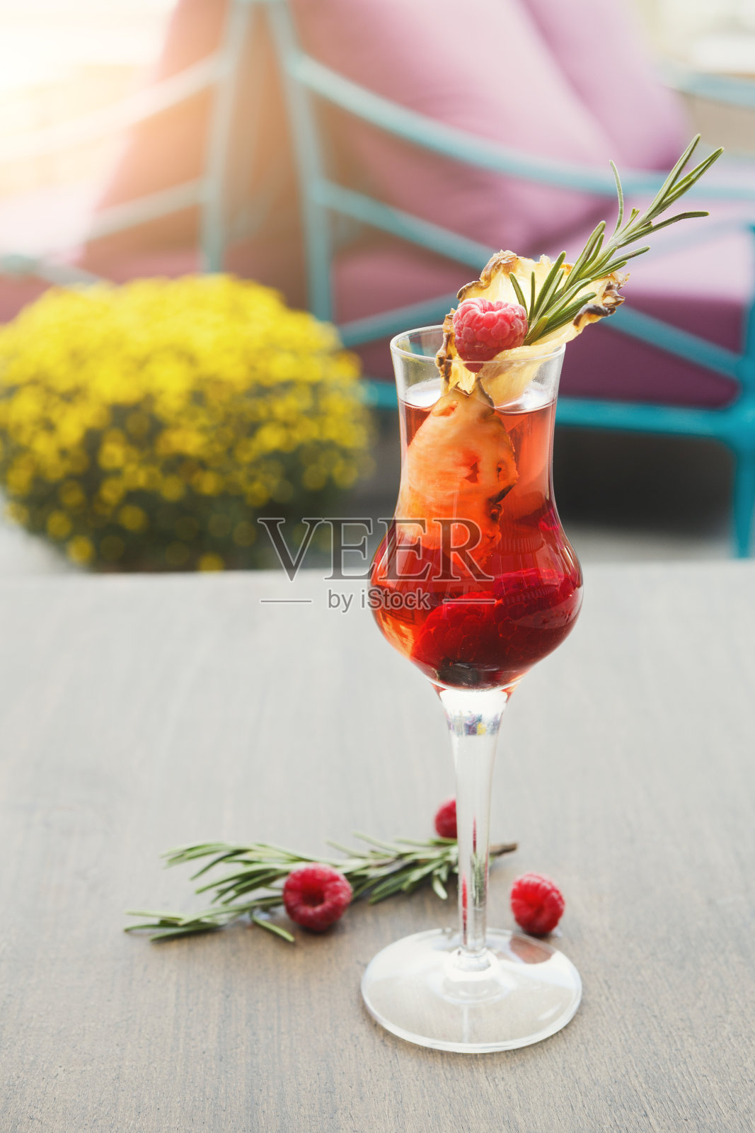 酒精鸡尾酒与模糊的室内背景照片摄影图片