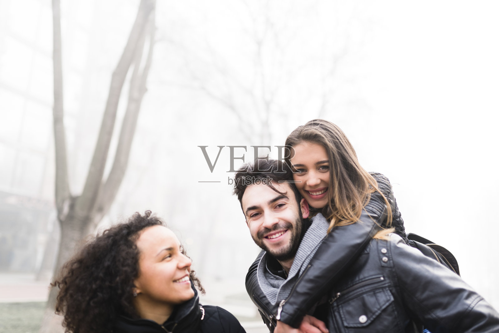 混血女士走在背着他们的夫妇旁边照片摄影图片