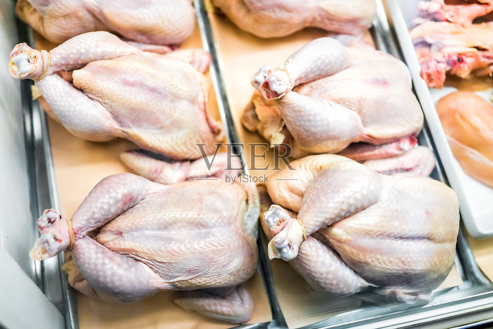 生肉整鸡用绳子绑在肉店杂货店许多未煮熟的皮肤特写显示纹理细节照片摄影图片