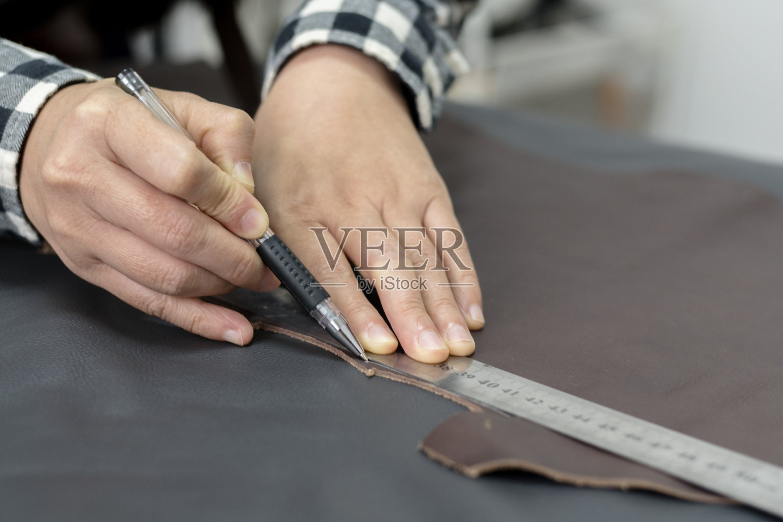 裁剪皮革原料照片摄影图片