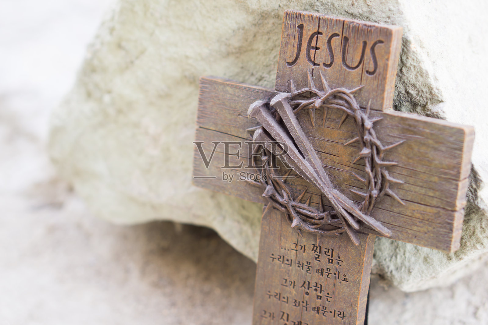 妇女们拿着神圣的十字架，荆棘王冠和钉子。复活节和耶稣受难日的概念。敬拜神的概念。耶稣基督的荆棘王冠，钉子和神圣的十字架。科珀斯克里斯蒂节。照片摄影图片