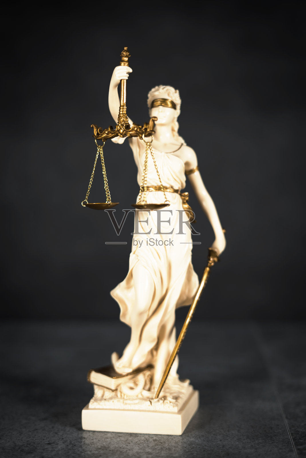 法律与正义的概念。法官的木槌，书本，正义的天平。灰色的石头背景，反射在地板上，排印的地方。法庭上的主题。照片摄影图片