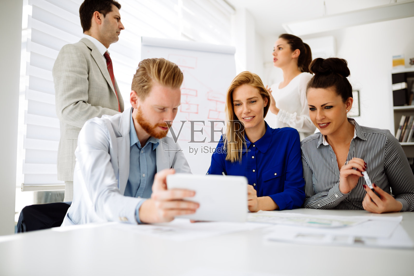 在办公室工作的商务人士照片摄影图片