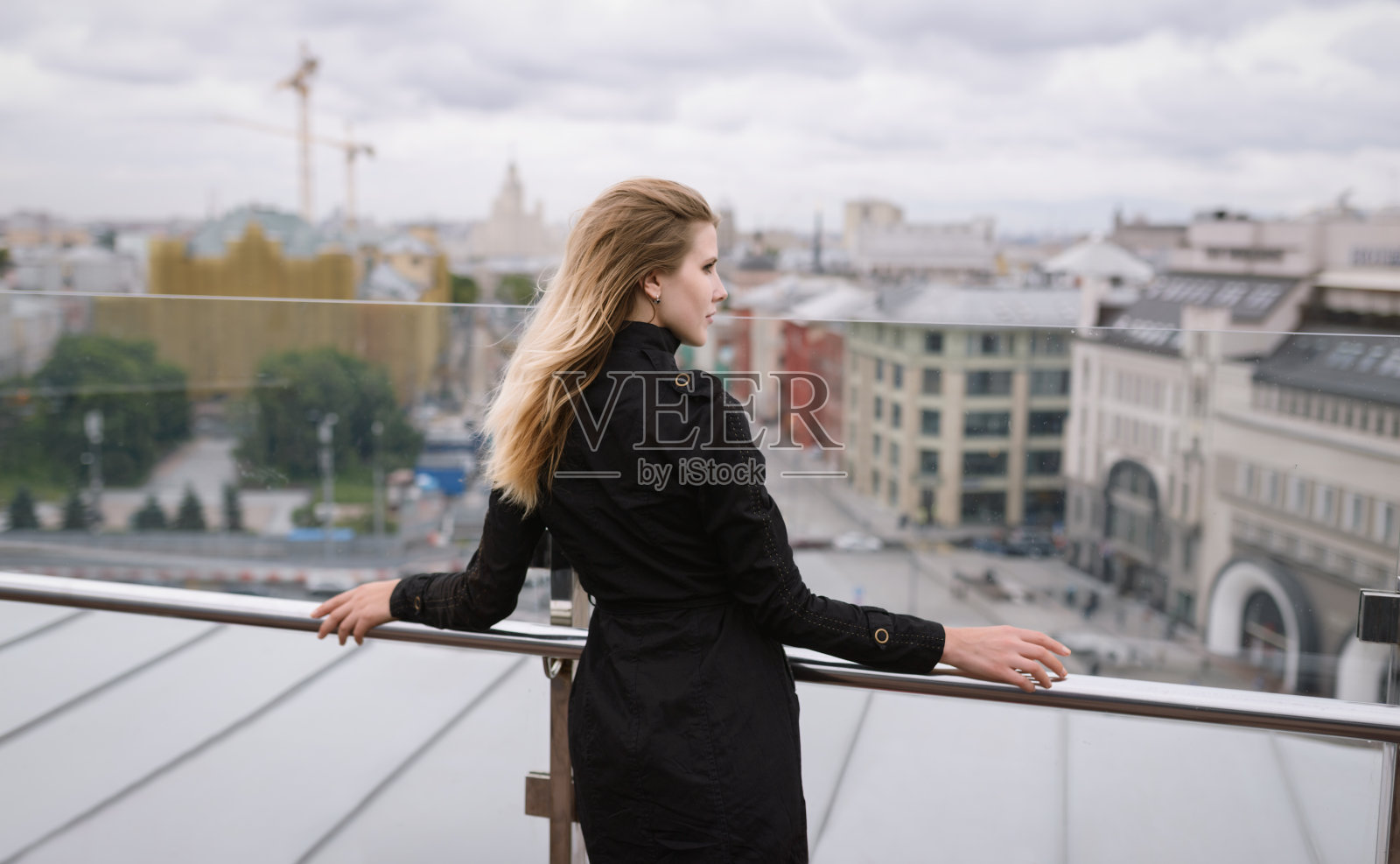 一个年轻漂亮的女人的肖像。照片摄影图片