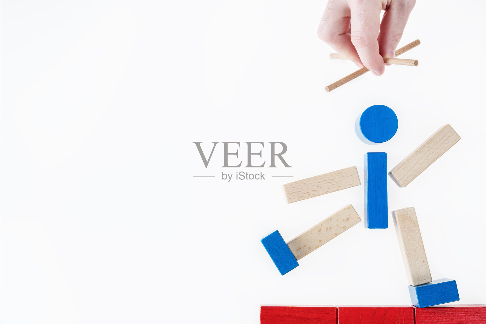 商业操纵，控制人，催眠的概念。抽象的人操纵着木偶的手，隐藏着操纵。照片摄影图片