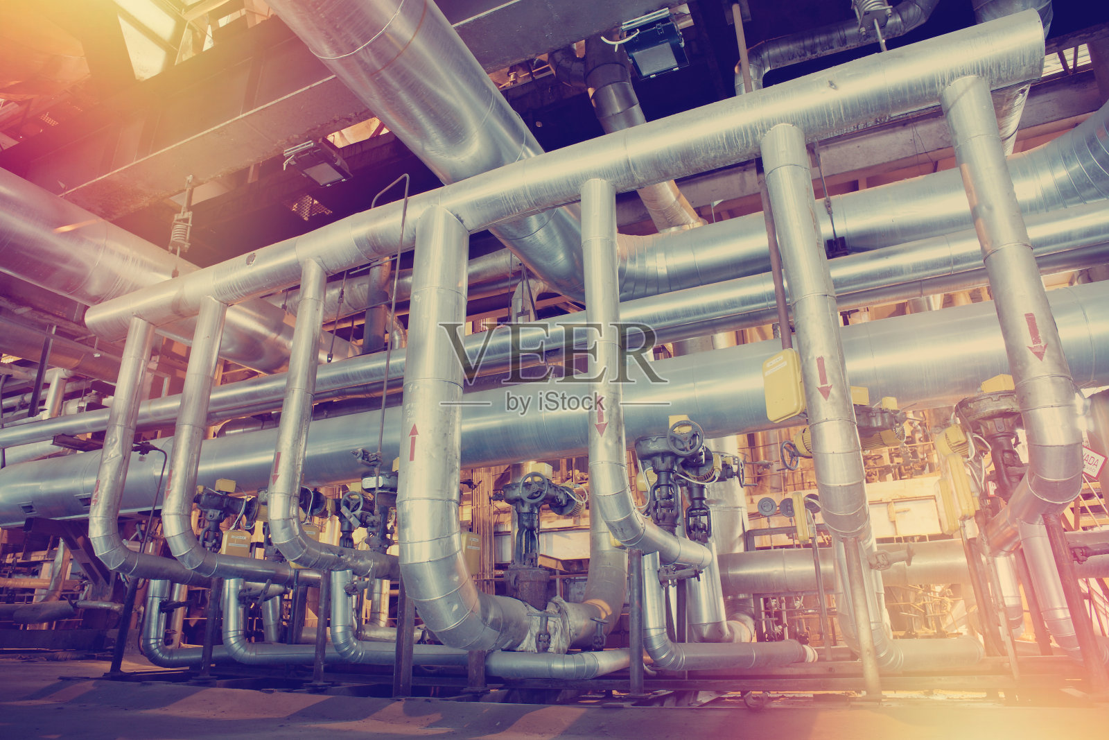 工业用钢管道，阀门，电缆和通道照片摄影图片