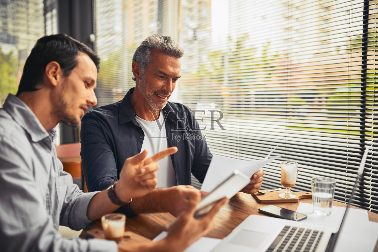 他对数据的改善印象深刻照片摄影图片