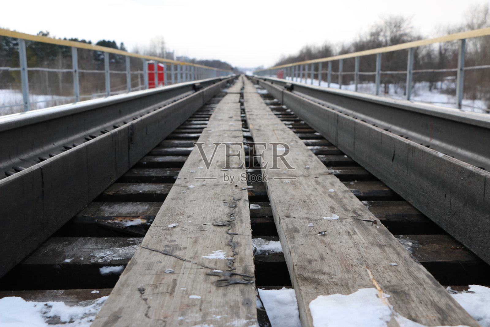 铁路在冬天。铁轨和枕木——覆盖着积雪的机车和电力机车的道路。照片摄影图片