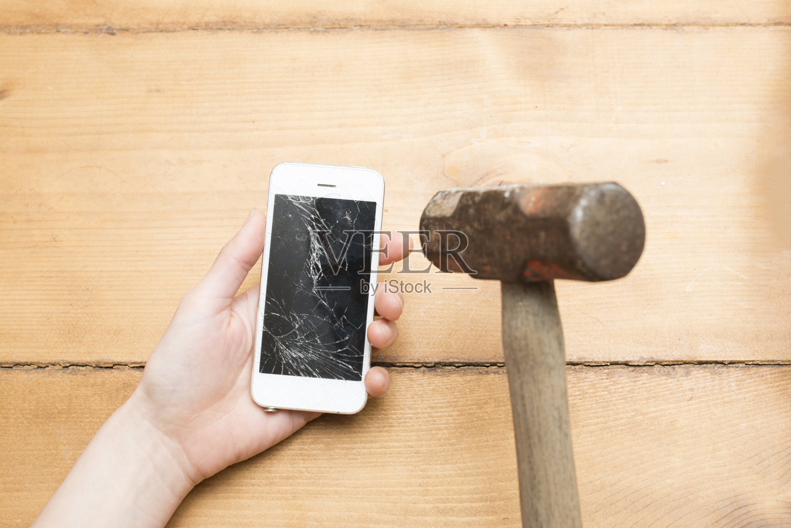 锤子和屏幕破碎的智能手机照片摄影图片