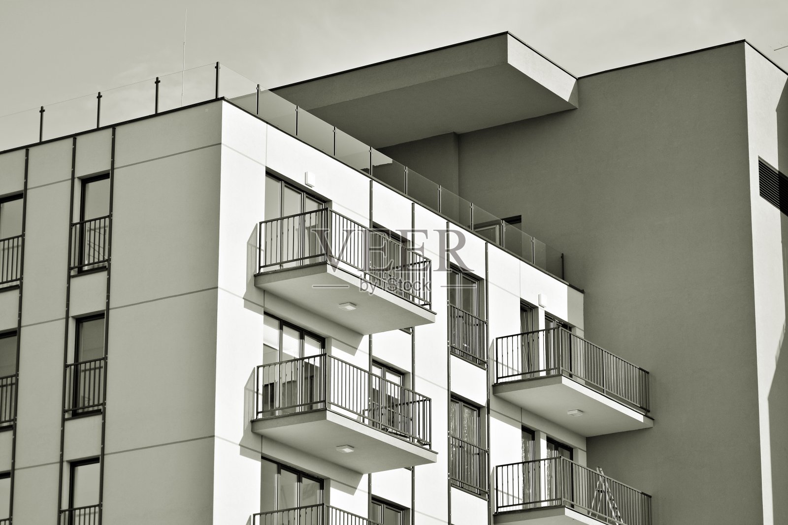 一个新的现代化公寓大楼的细节。黑色和白色。照片摄影图片