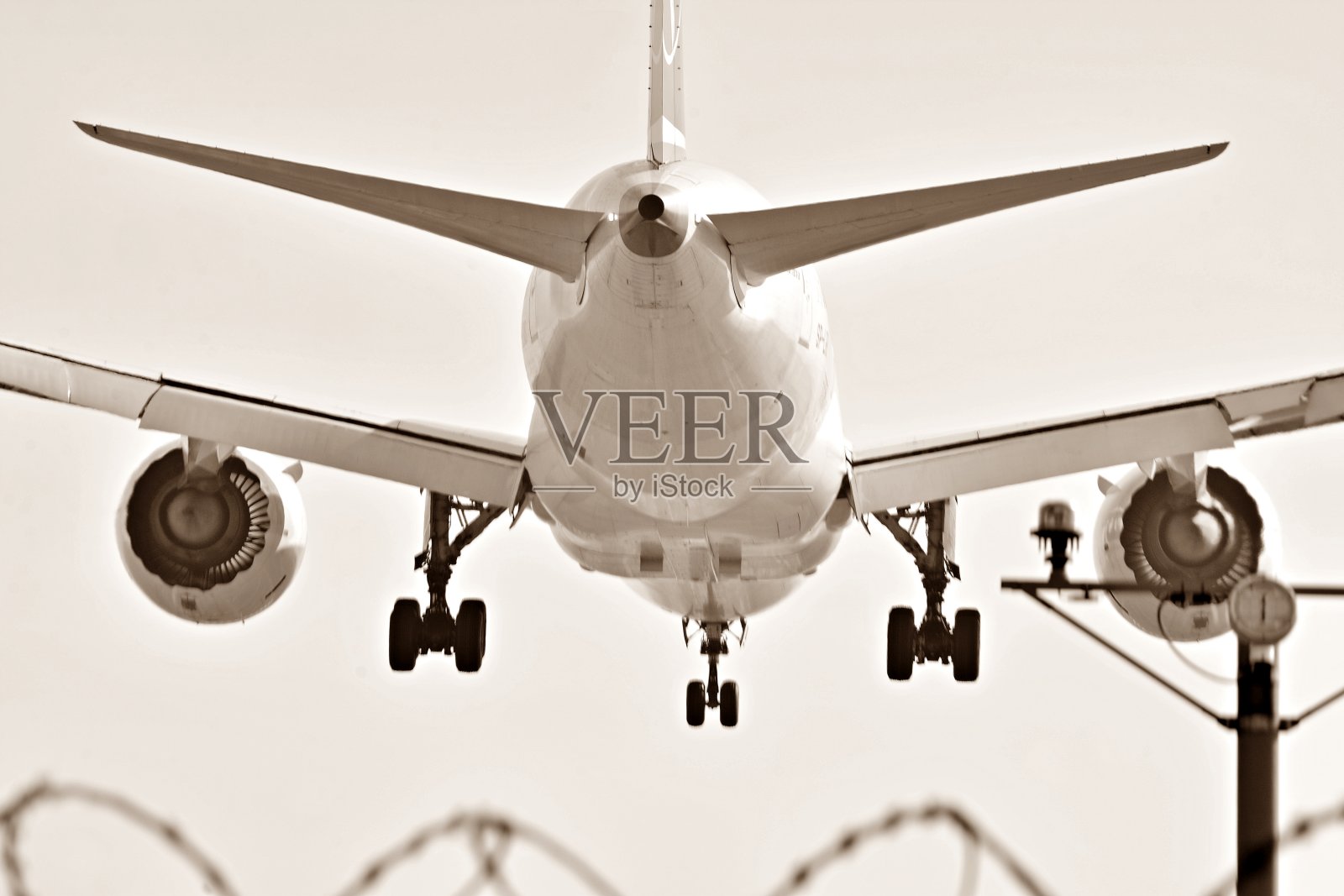 飞机正在机场降落。黑色和白色。照片摄影图片