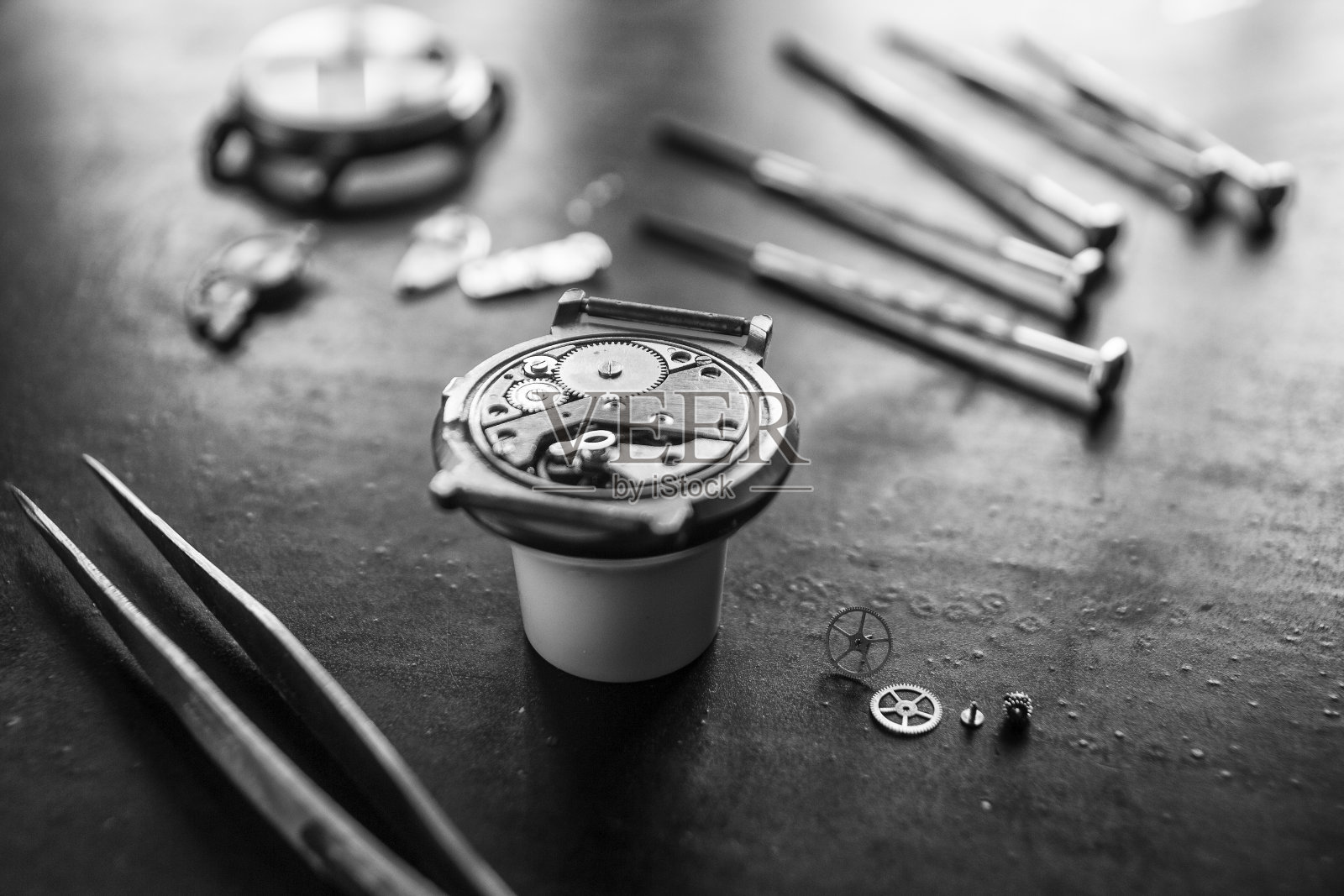 钟表匠作坊，钟表维修照片摄影图片