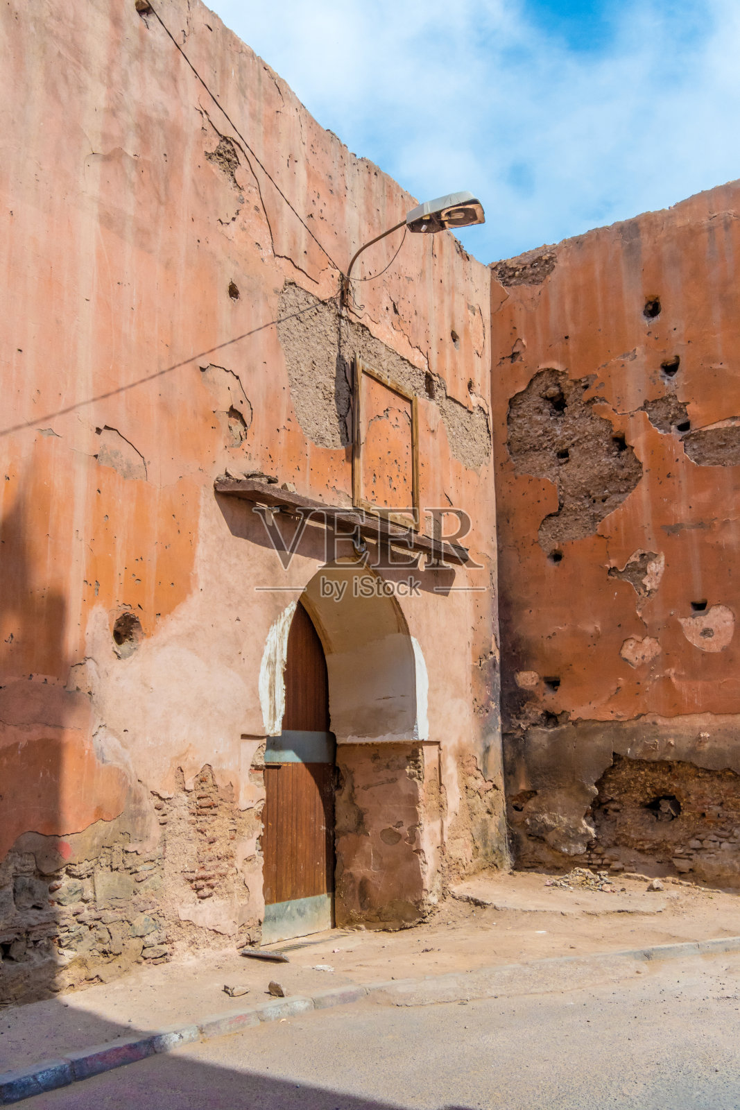 马拉喀什受损的老麦地那墙照片摄影图片