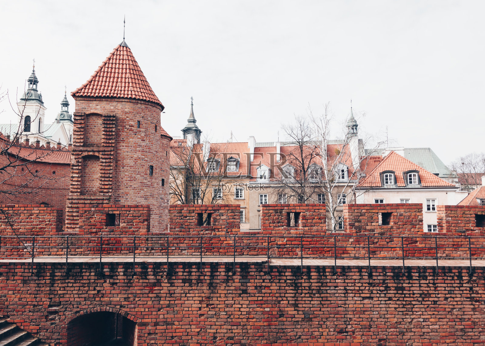 历史悠久的华沙巴比肯，位于波兰华沙中心的中世纪堡垒照片摄影图片