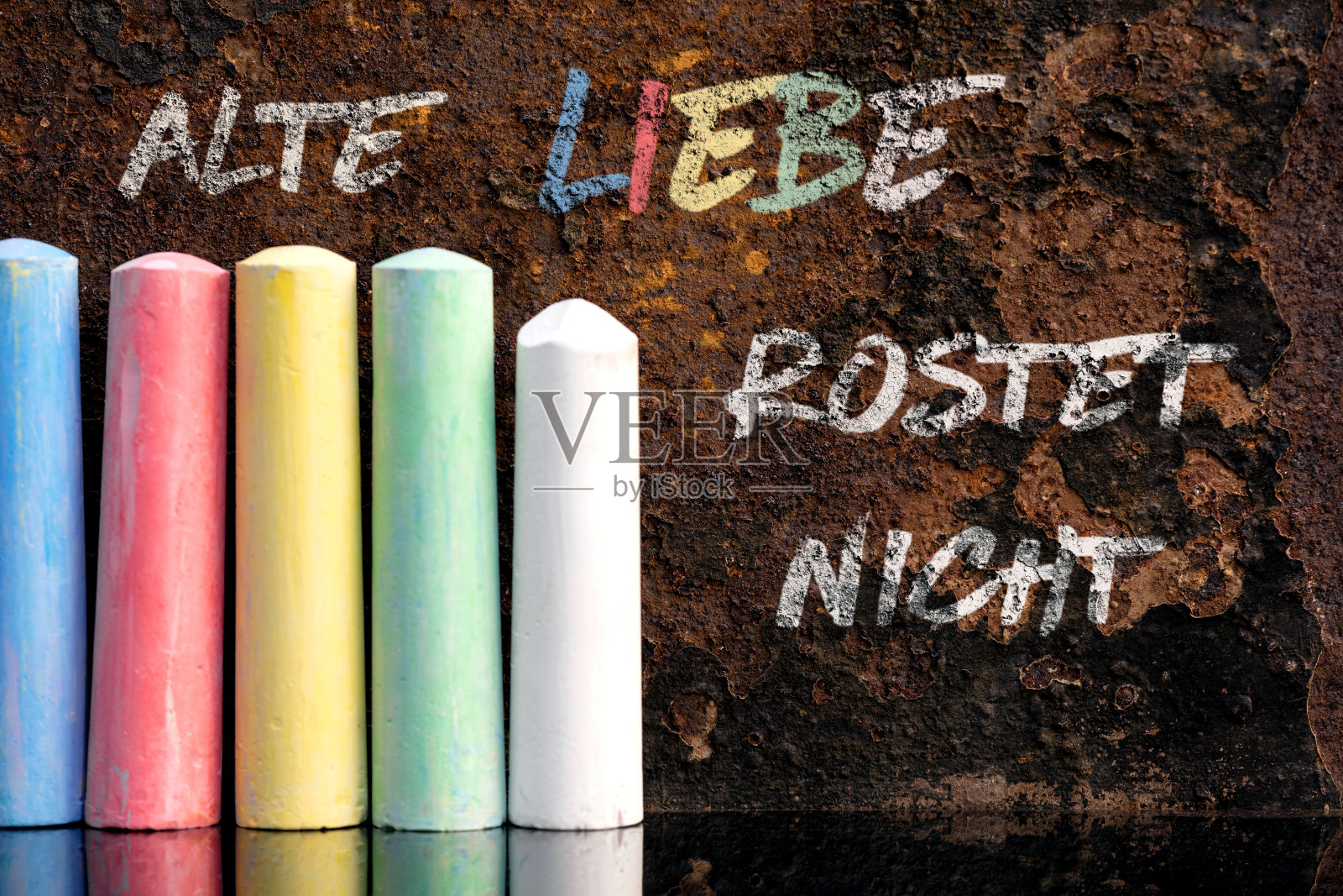 德国谚语在生锈的背景上，街道的粉笔在它的前面，它的意思是古老的爱情不生锈照片摄影图片