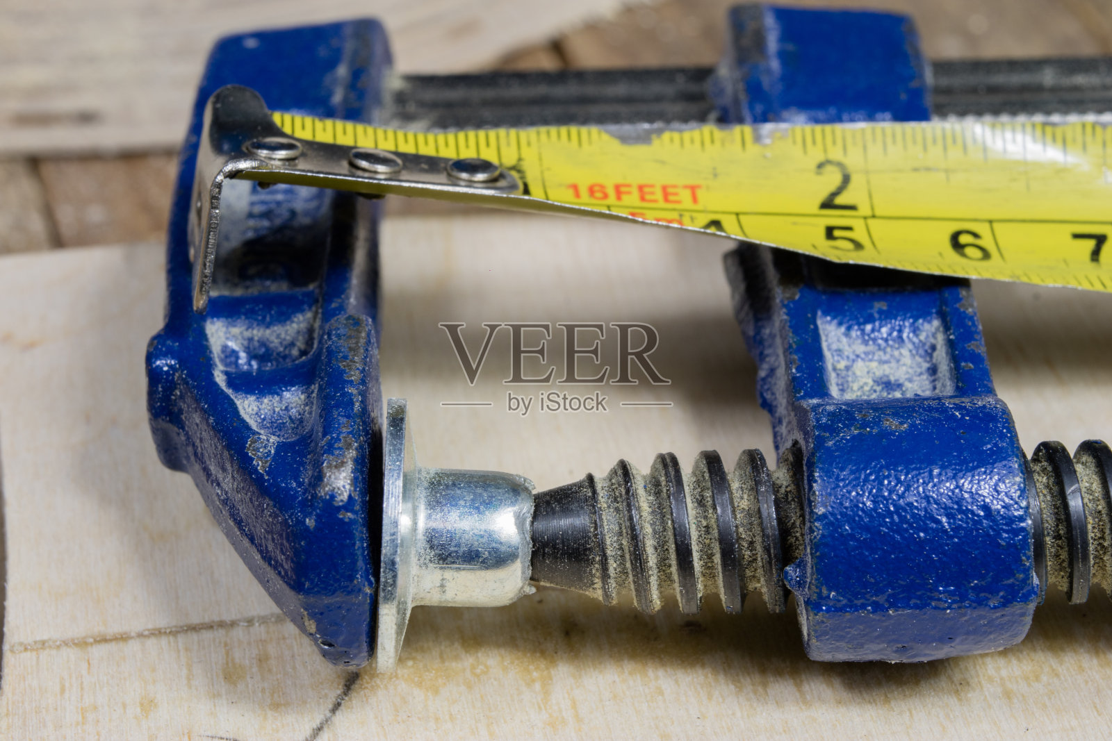 木工用的木匠夹。家具施工木工车间的配件。黑色背景。照片摄影图片