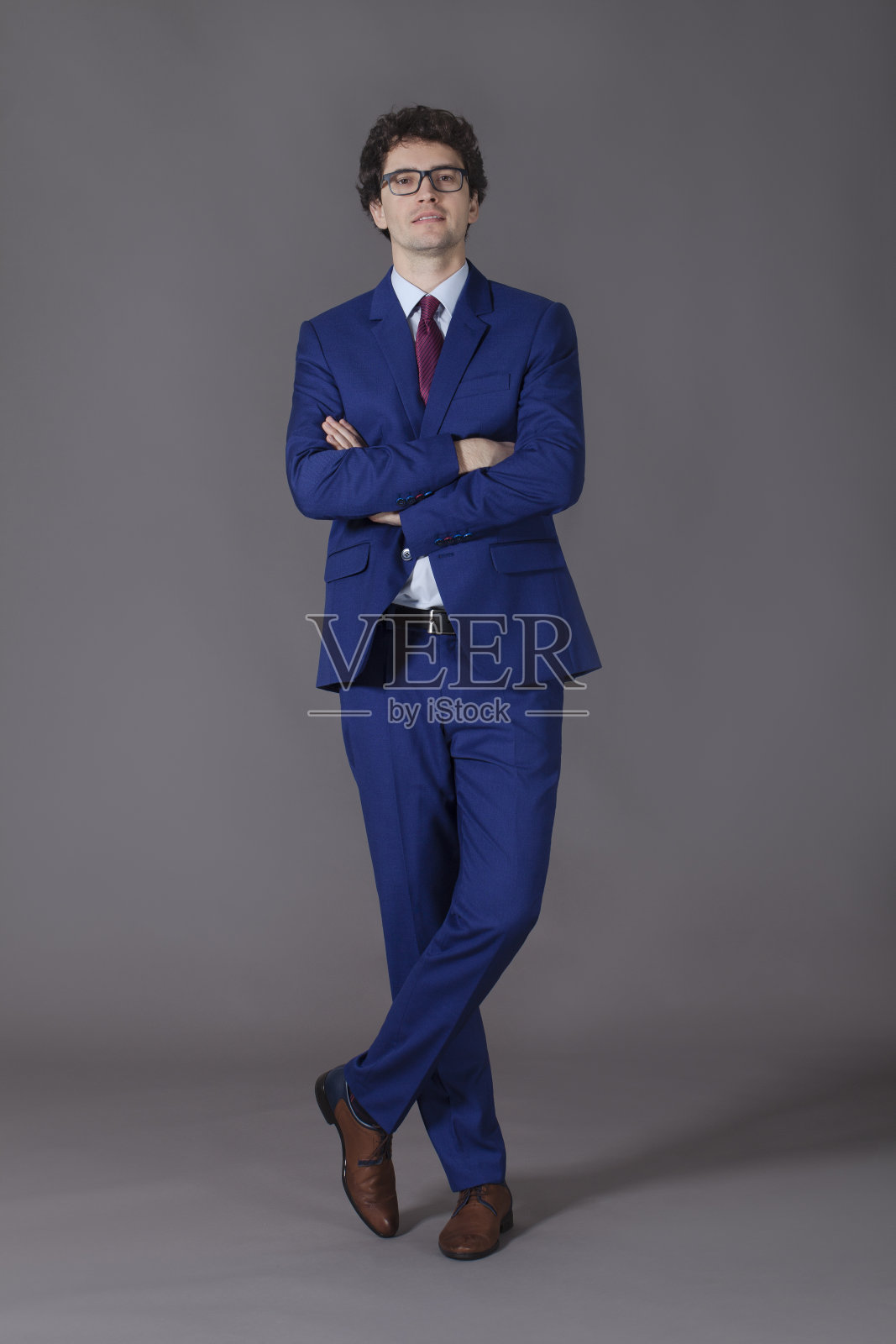 手和腿交叉的男人照片摄影图片