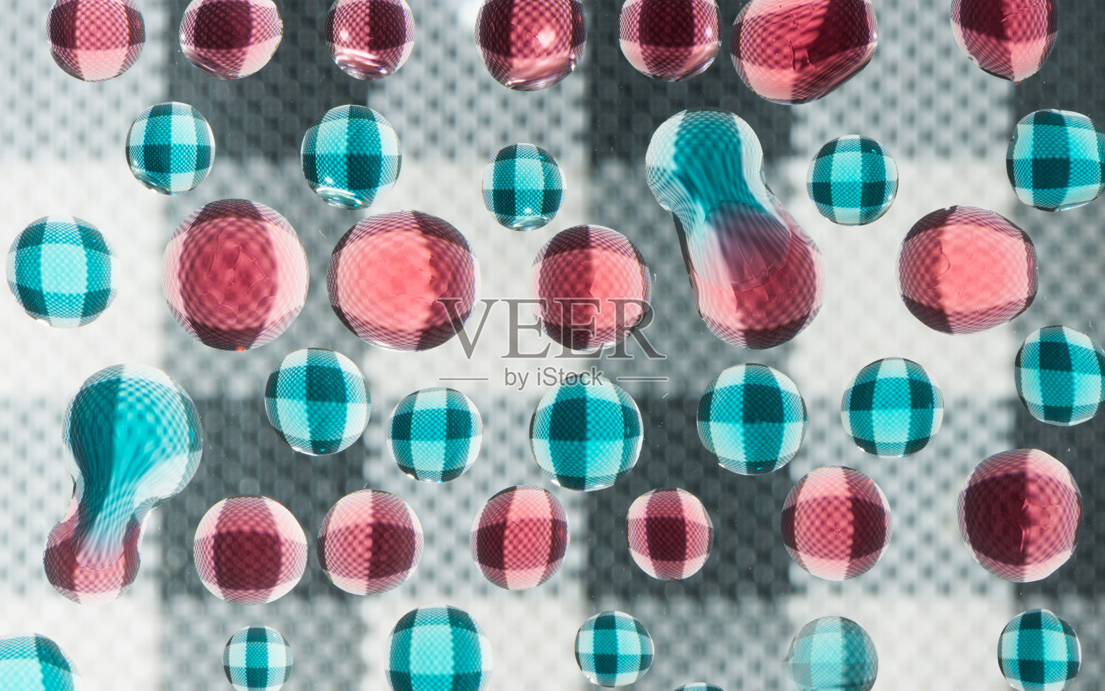 色彩斑斓的水滴照片摄影图片