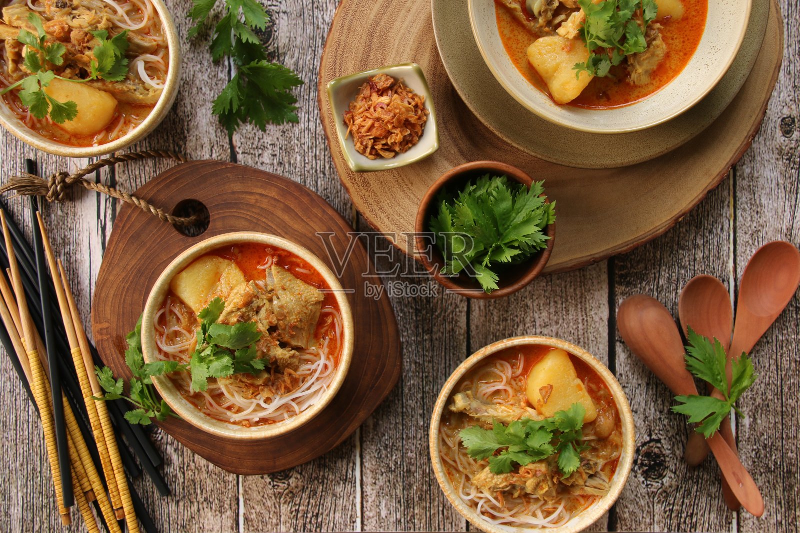 Kari Bihun，米粉和鸡肉咖喱汤的融合食物照片摄影图片